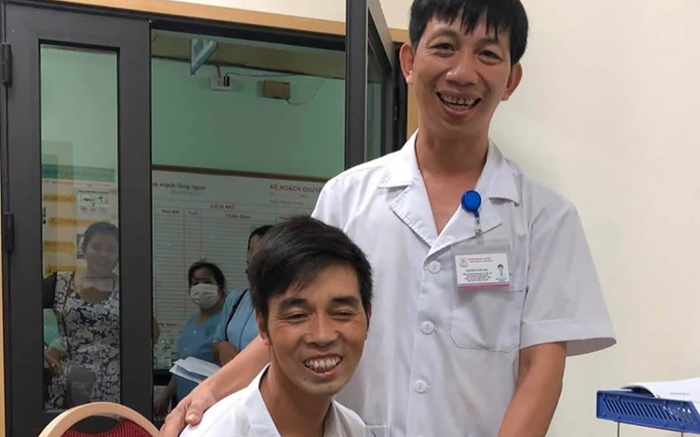 Tài xế Grab bị hai tên cướp đâm nguy kịch đã được xuất viện: 'Khỏe lại tôi sẽ không chạy xe ôm nữa, cảm ơn người đã không sợ vạ lây đưa tôi đi cấp cứu' Ảnh 2