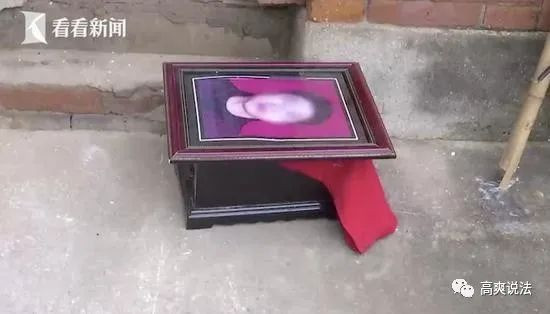 Tro cốt của anh trọng bị vợ đặt trước cửa nhà mẹ chồng.