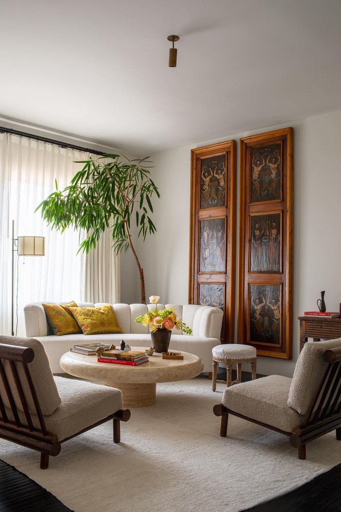 Một góc phòng khách mini ngay chính trong căn phòng ngủ suite thượng hạng của mình mang style nhiệt đới được bố trí một châu cây trong phòng