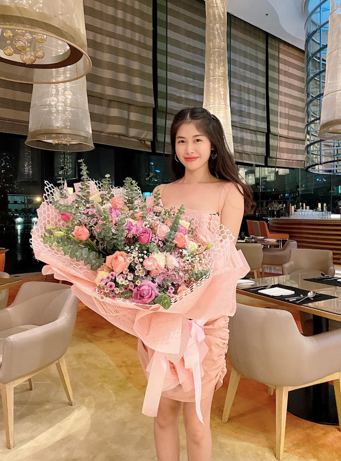 Trước đó, bà xã Đăng Khôi vốn trung thành với tóc mái dài, chia ngôi gọn gàng