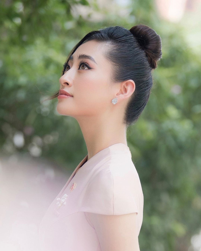 Diện sắc tím ánh kim, Hoàng Thùy thần thái ngút ngàn - pose dáng chuẩn Top Model Of The World Ảnh 14