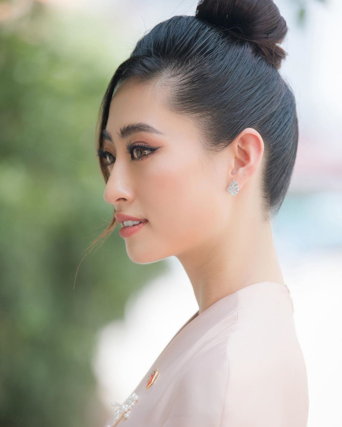 Diện sắc tím ánh kim, Hoàng Thùy thần thái ngút ngàn - pose dáng chuẩn Top Model Of The World Ảnh 12