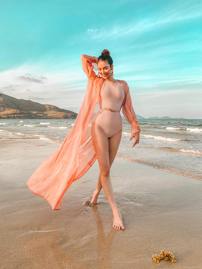 Sau sinh nở, Lan Khuê cũng tăng cân thấy rõ tuy nhiên điều đó lại làm cho hình thể của nữ siêu mẫu ngày càng trở nên quyến rũ và gợi cảm hơn.