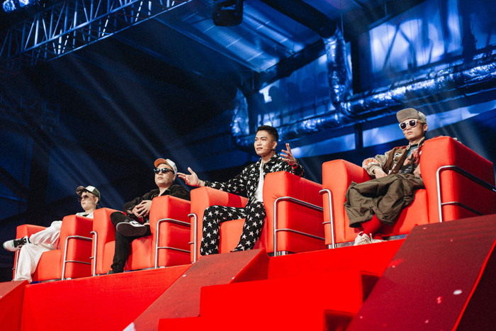 Thiết kế không quá cầu kỳ nhưng đảm bảo sự nổi bật cho anh trên ghế nóng. 