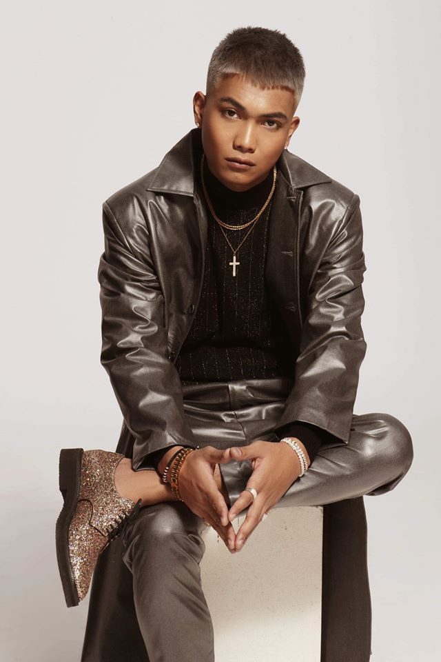 Trước đó, anh chàng cũng nhiều lần chọn diện các trang phục trên nền tảng cơ bản, nhưng với chất liệu thú vị.