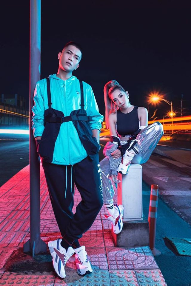 Bên cạnh đó, anh chảng cũng nhiều lần diện trang phục đôi rất đẹp cùng vợ yêu Emily. 