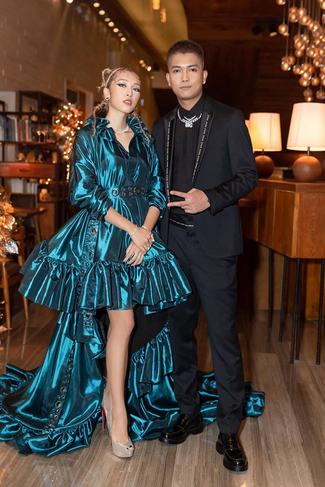 Khi thì lại lịch lãm, nam tính vô cùng. 