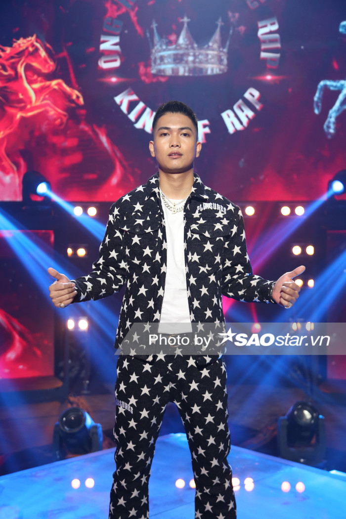 Vẻ ngoài điển trai, chiều cao lý tưởng giúp anh chàng diện rất đẹp bộ cánh này. 