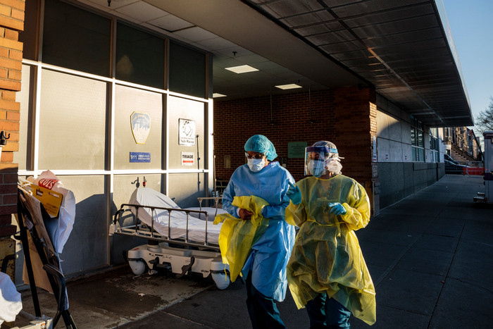 Số lượng bệnh nhân tăng vọt ở Arizona, California, Florida và Texas trong tháng này đã khiến các bệnh viện quá tải.