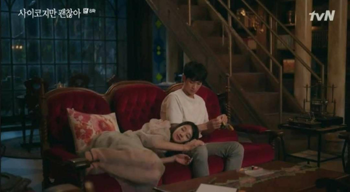 Nhưng lại ngoan ngoãn nghe anh dỗ dành 