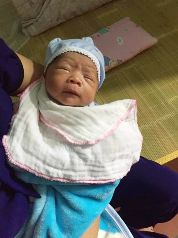 Cháu bé tội nghiệp bị bỏ rơi.