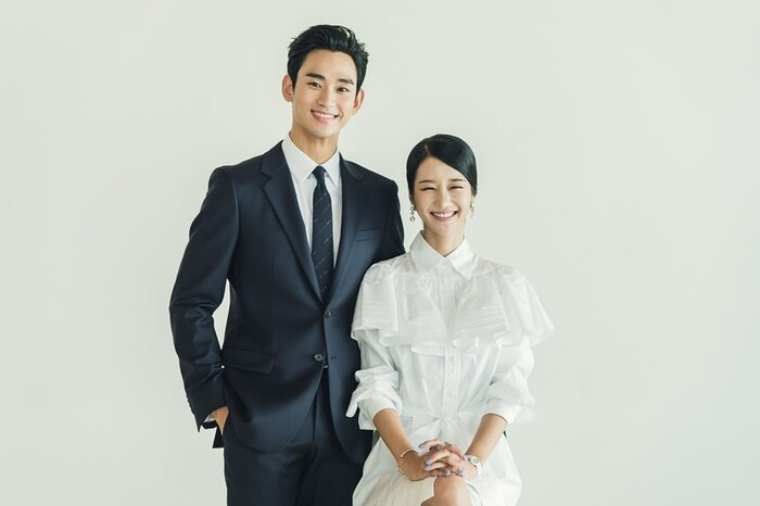 Kim Soo Hyun điển trai trong bộ suit lịch lãm chụp cùng nữ chính Seo Ye Ji mặc bộ váy sơ mi giả váy trắng thanh lịch 