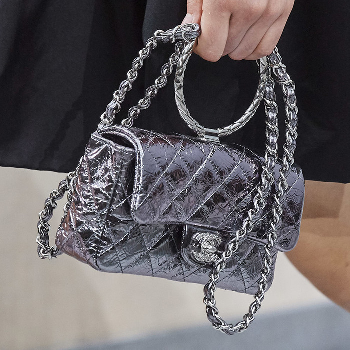 Túi metallic mini của Chanel thuộc BST Xuân/Hè 2020, kiểu túi này vẫn chưa có giá cụ thể 