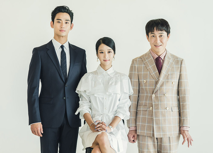 Hình ảnh mới nhất từ ekip phim Điên thì có sao với concept chụp ảnh gia đình, nữ chính diện bộ váy trắng trang nhã, thanh tao được update trên mạng vừa qua