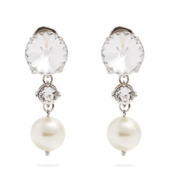 Đôi bông tai ngọc trai quý phái đá crystal của Miu Miu gần 6 triệu đồng 