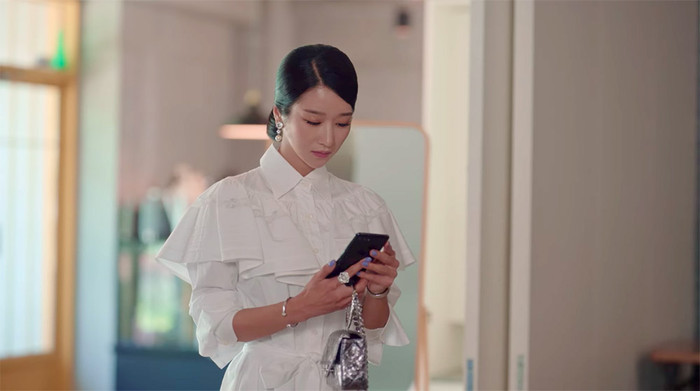 cho đến túi xách mini, trang sức bông tai đều được dân tình soi kĩ càng 