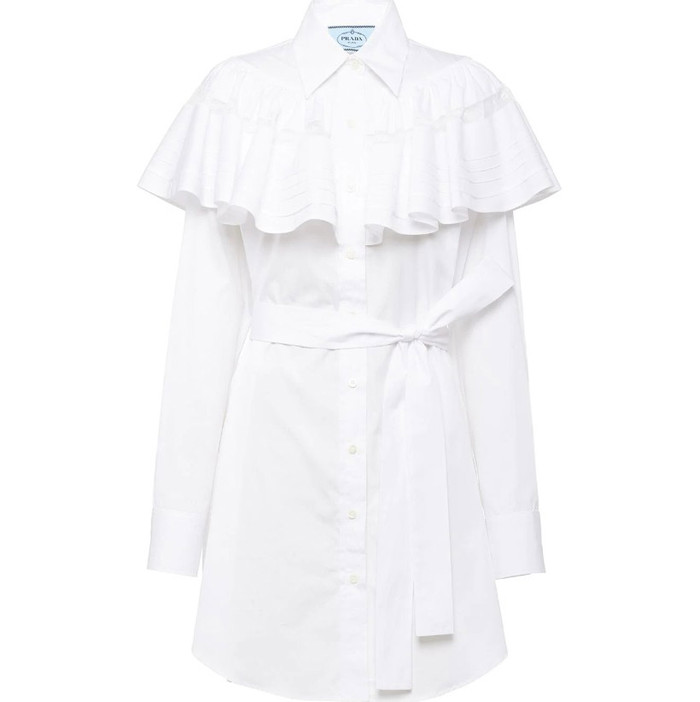 Kiểu váy trắng sơ mi thiết kế rũ bèo trên áo đến từ thương hiệu Prada có giá là 1840$ tương đương 42 triệu đồng 