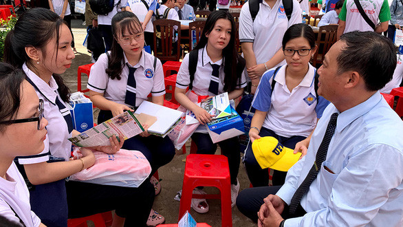 Năm nay các trường đại học sử dụng nhiều phương thức xét tuyển, nếu kỳ thi THPT bị hủy, các trường vẫn tuyển sinh bình thường. Trong ảnh: ThS Nguyễn Thái Châu tư vấn cho học sinh trong chương trình tư vấn tuyển sinh - hướng nghiệp năm 2020 của báo Tuổi Trẻ - Ảnh: T.HUỲNH