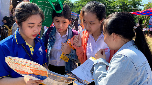 Thí sinh tìm hiểu về kỳ thi tốt nghiệp THPT năm 2020 - Ảnh: TR.H.