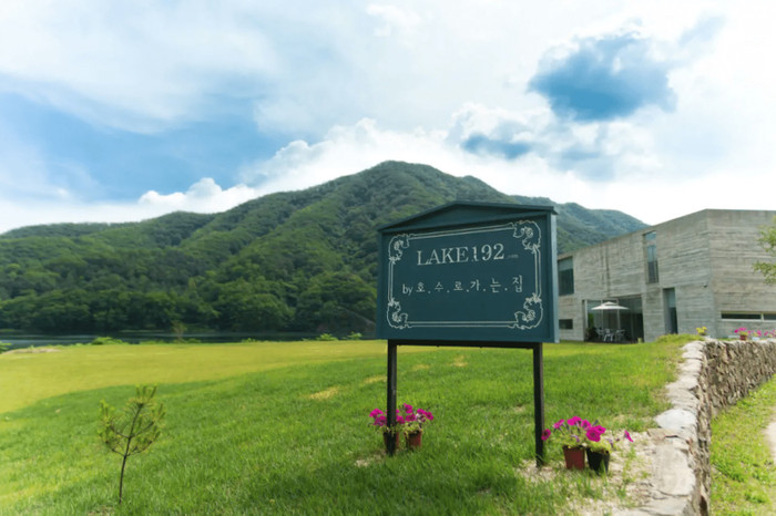 Chiêm ngưỡng cảnh quan nên thơ tại địa điểm quay chương trình thực tế In The SOOP của BTS Ảnh 9