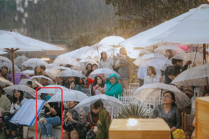 Trúc Nhân 'khép nép' một góc ghi hình đêm diễn của đàn em