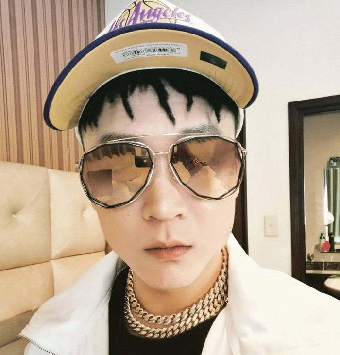 Ngoài trang phục thì vật bất ly thân của Lil Shady là kính mát và phụ kiện dây chuyền hay vòng và nhẫn