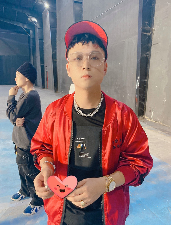 Một combo đồ chưa thể hoàn thiện nếu thiếu các món phụ kiện đi kèm. Đồng hồ, dây chuyền, vòng tay nổi bật để cho vị rapper điển trai thể hiện phong cách.