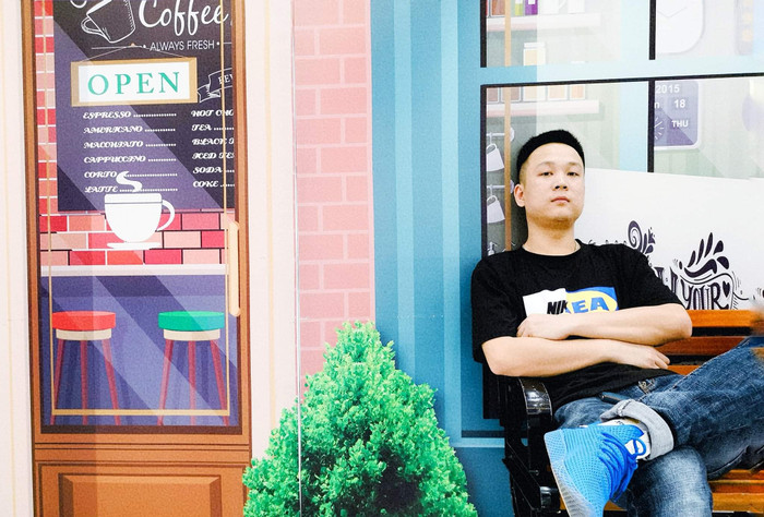 Chàng rapper điển trai luôn nhấn nhá trong tổng thể trang phục của mình với những items màu sắc nổi trội. Ví dụ chỉ áo thun đen mix cùng jeans bình thường, anh sẽ chọn đôi thể thao có màu rực rỡ hơn để phối với quần áo 