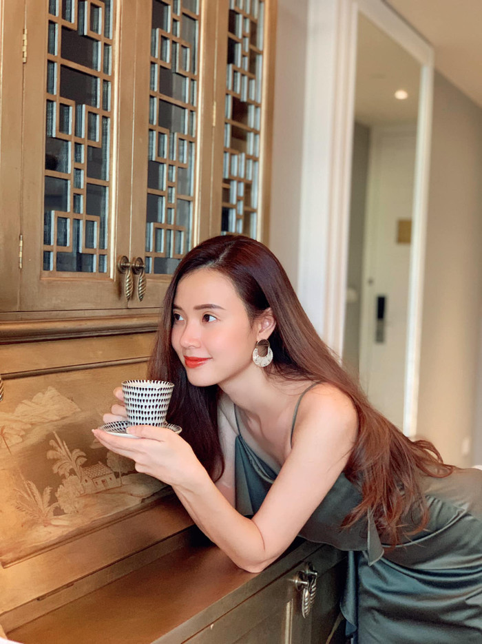 Midu còn khéo thả thính: 'Cô gái thích màu xanh. Và mong Covid qua nhanh!' để sớm tuyển chồng hay sao? 