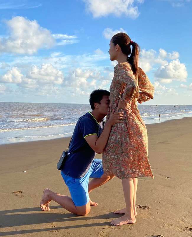 Vậy là sau 4 năm về chung một nhà, gia đình nam cầu thủ chuẩn bị đón thêm thành viên thứ 4.