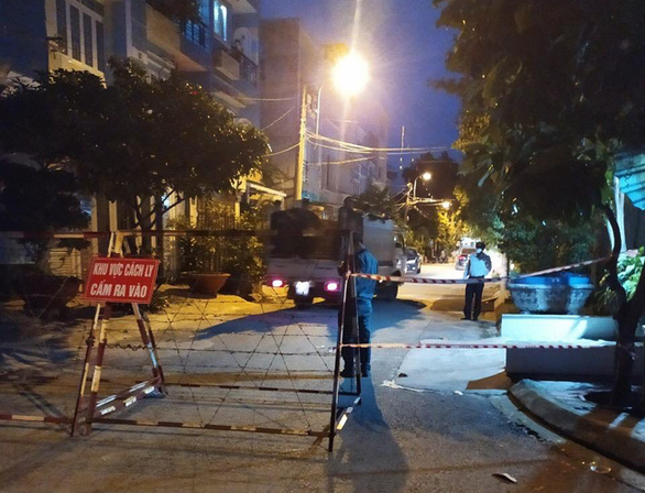 Lực lượng chức năng đang phong tỏa đường số 10 (khu phố 6, phường Hiệp Bình Chánh, quận Thủ Đức). Ảnh Tuổi Trẻ