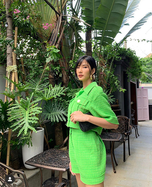 Nghiện màu chóe, Hoàng Thuỳ đi đến đâu là 'chặt đẹp' cả thiên hạ đến đó Ảnh 6