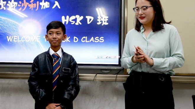 Cuộc sống của cậu bé bán hàng rong biết nói 16 thứ tiếng từng gây 'bão' mạng xã hội sau 2 năm giờ ra sao? Ảnh 7