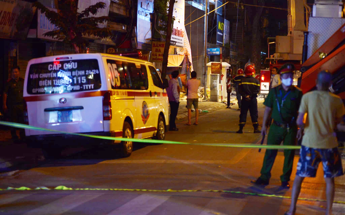 Hiện trường vụ sập thang treo lắp kính kinh hoàng ở Hà Nội, 4 người rơi xuống đất đều đã tử vong Ảnh 2