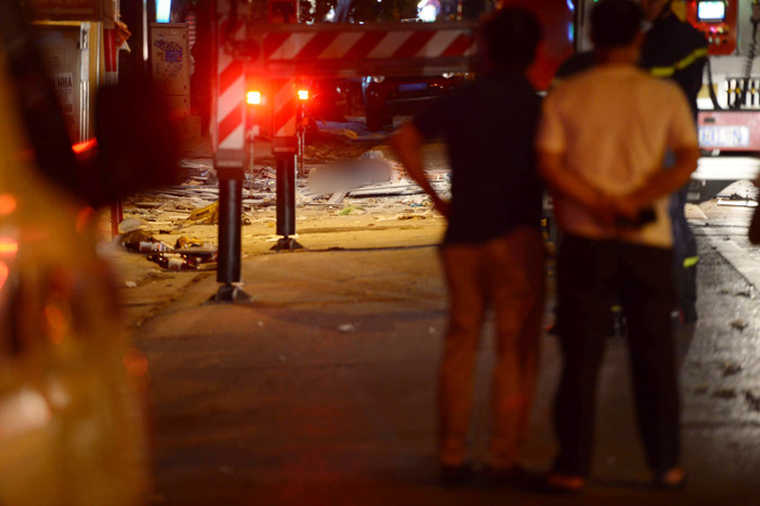 Hiện trường vụ sập thang treo lắp kính kinh hoàng ở Hà Nội, 4 người rơi xuống đất đều đã tử vong Ảnh 7