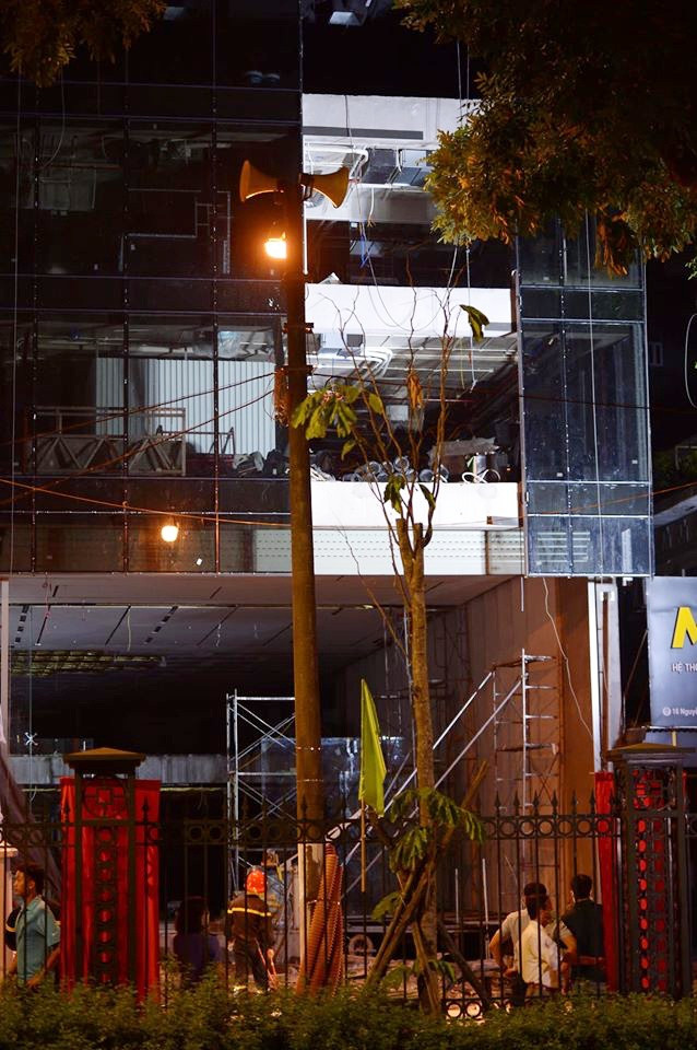 Hiện trường vụ sập thang treo lắp kính kinh hoàng ở Hà Nội, 4 người rơi xuống đất đều đã tử vong Ảnh 4