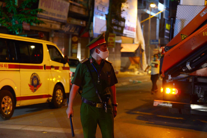 Hiện trường vụ sập thang treo lắp kính kinh hoàng ở Hà Nội, 4 người rơi xuống đất đều đã tử vong Ảnh 11