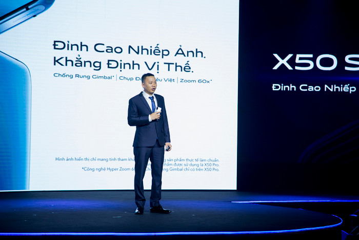 Cả X50 và X50 Pro đều có cụm 4 camera nhưng trong khi X50 dùng công nghệ chống rung OIS thì X50 có công nghệ chống rung nhờ camera gimbal.