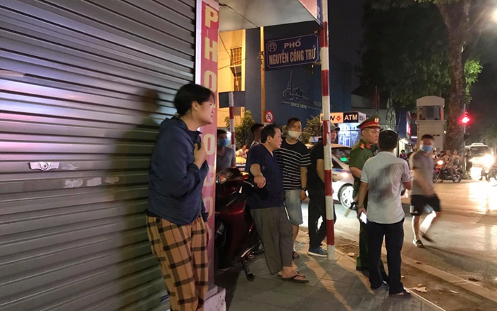 Con gái nạn nhân trong vụ sập giàn kính 4 người tử vong gào khóc: 'Sống cả đời người bố chưa một ngày được nông nhàn, đến lúc chết cũng đói khổ' Ảnh 2