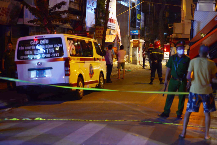 Lực lượng chức năng phong toả hiện trường vụ sập cẩu giàn kính.