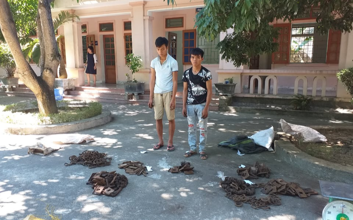 Thiếu tiền chơi game, 2 thanh niên rủ nhau tháo thiết bị đường sắt bán Ảnh 2