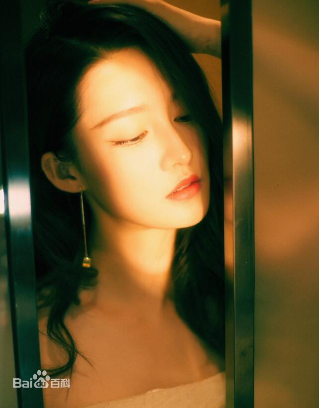 Triệu Lệ Dĩnh từng 'làm nền' cho Lý Thấm nhưng 7 năm sau tình thế lại đảo ngược hoàn toàn Ảnh 6