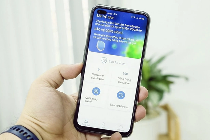 Bộ Y tế khuyến cáo người dân tải và cài đặt ứng dụng Bluezone giúp cảnh báo nguy cơ tiếp xúc người nhiễm COVID-19.