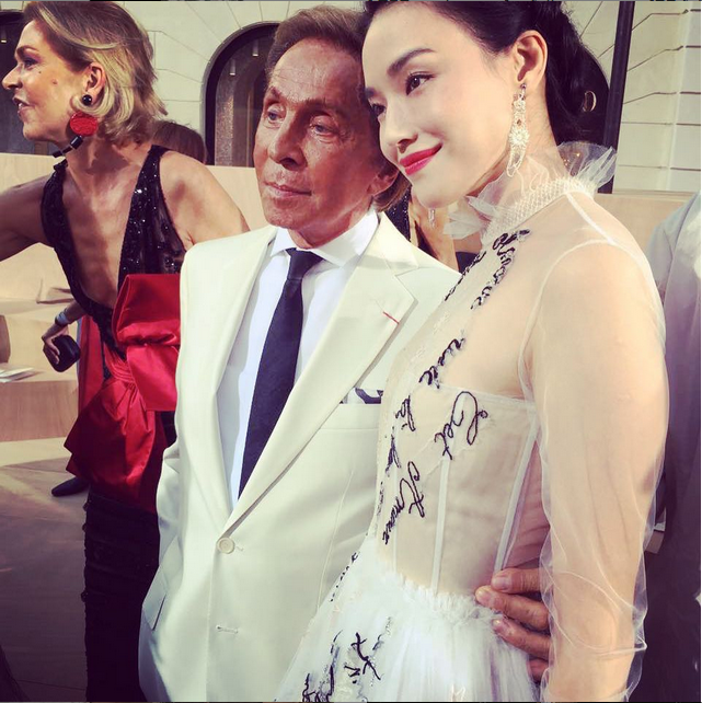 Thư Kỳ chụp ảnh cùng nhà sáng lập Valentino Garavani