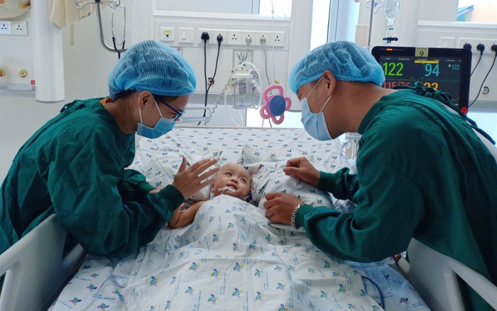 Hình ảnh mới nhất của bé Trúc Nhi - Diệu Nhi: Nở nụ cười hạnh phúc trong vòng tay bố mẹ Ảnh 2