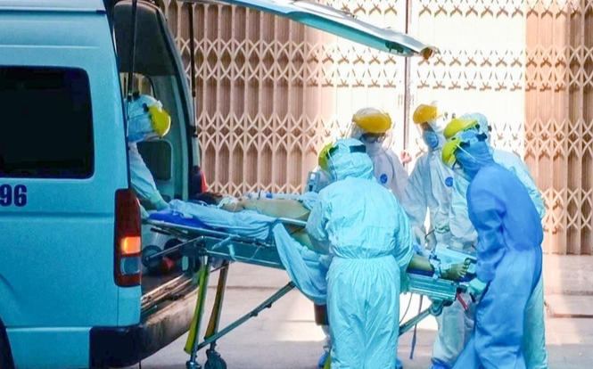 Một bệnh nhân nhiễm COVID-19 diễn biến rất nặng, trong tình trạng nguy kịch Ảnh 2