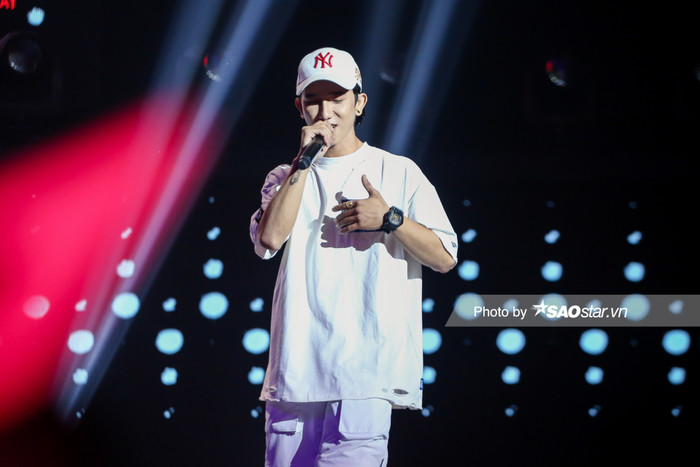 ScripB làm chủ sân khấu tốt do từng biểu diễn và tham gia không ít các cuộc thi Rap trước đây. Phần dự thi của anh chàng khiến khán giả hào hứng và không ngừng hò hét.