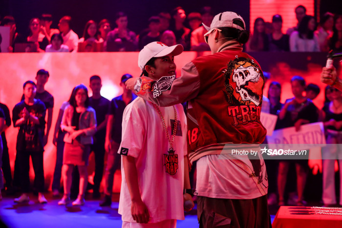 Giám khảo Datmaniac đích thân trao sợi dây chuyền là biểu tượng của King Of Rap cho ScripB vì đã có phần thi xuất sắc.