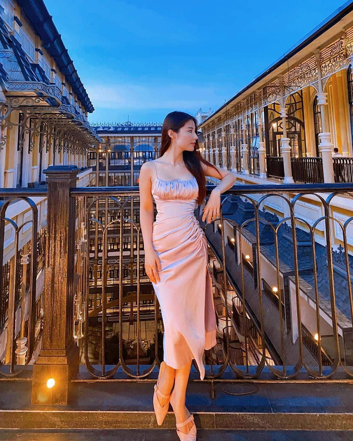 Cùng ứng dụng chất liệu lụa trên váy áo, Diễm My 9X chọn kiểu cúp có rút nhún, tạo hiệu ứng phần ngực căng đầy. 