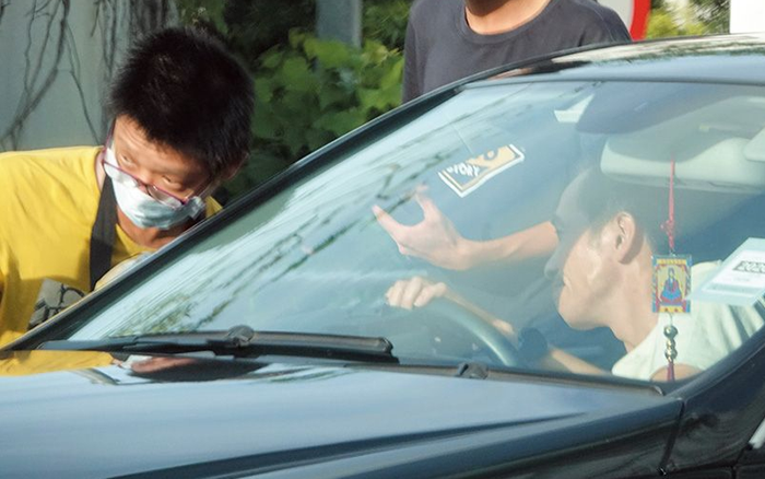 Thị đế 49 tuổi của TVB thân thiện khi fan tàn tật muốn cùng anh chụp ảnh Ảnh 2